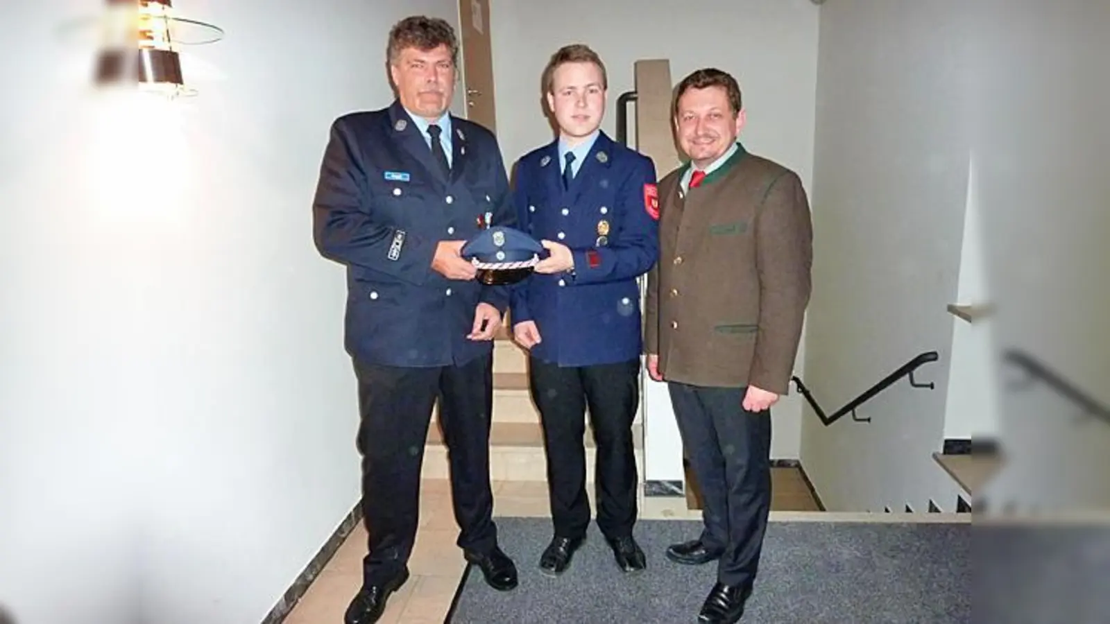 Amtsübergabe von Ralf Wagner an den neuen Vorstand Peter Voit gemeinsam mit dem Bürgermeister Klaus Korneder.	 (Foto: privat)