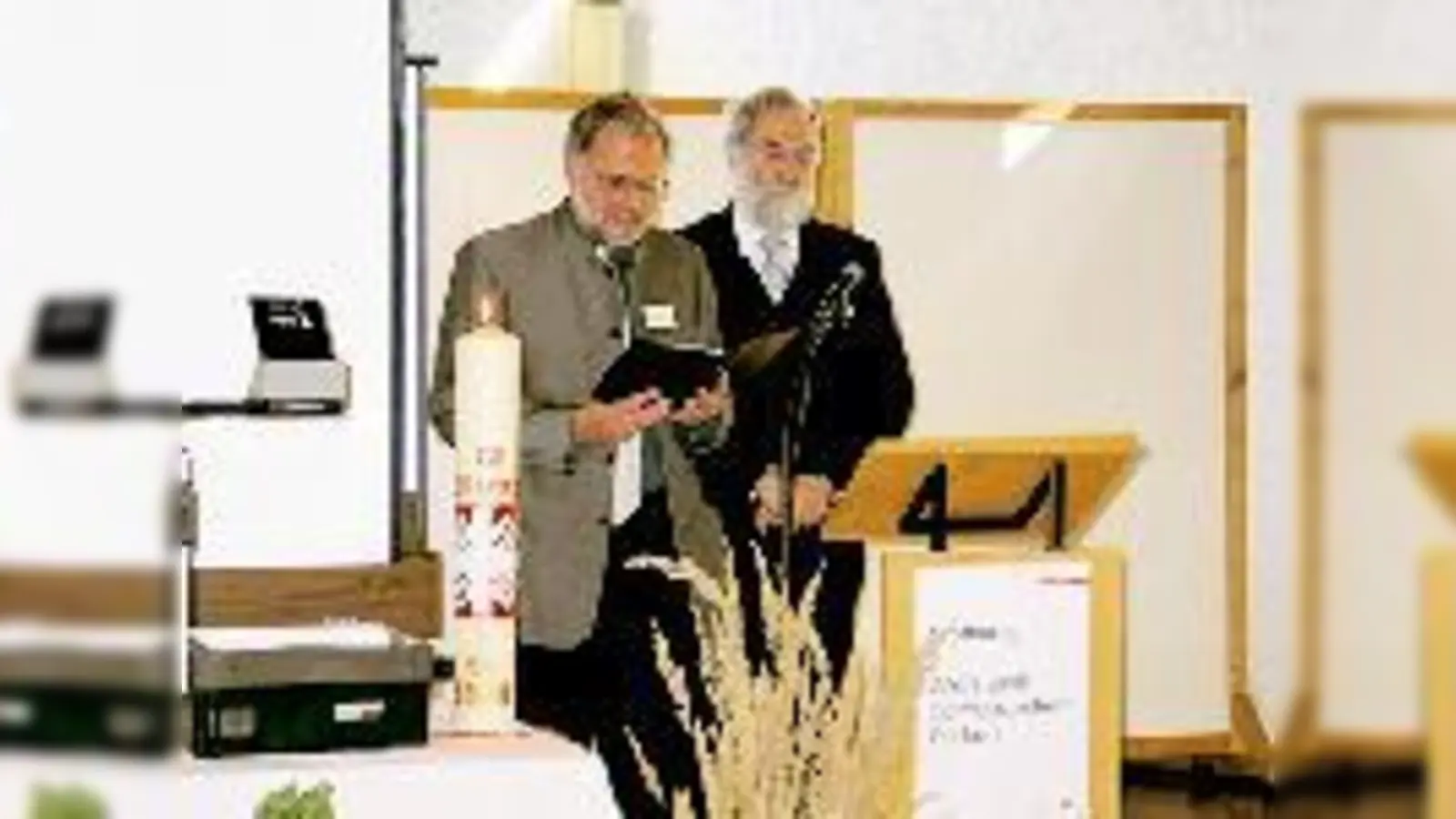 Diakon Johann Franz, Kuratoriumsvorsitzender der Caritas-Zentren, und Diakon Wolfram Schiefer von der Lätarekirche (v.li.) segnen die neuen Räume des Asz Perlach.	 (Foto: Angela Boschert)