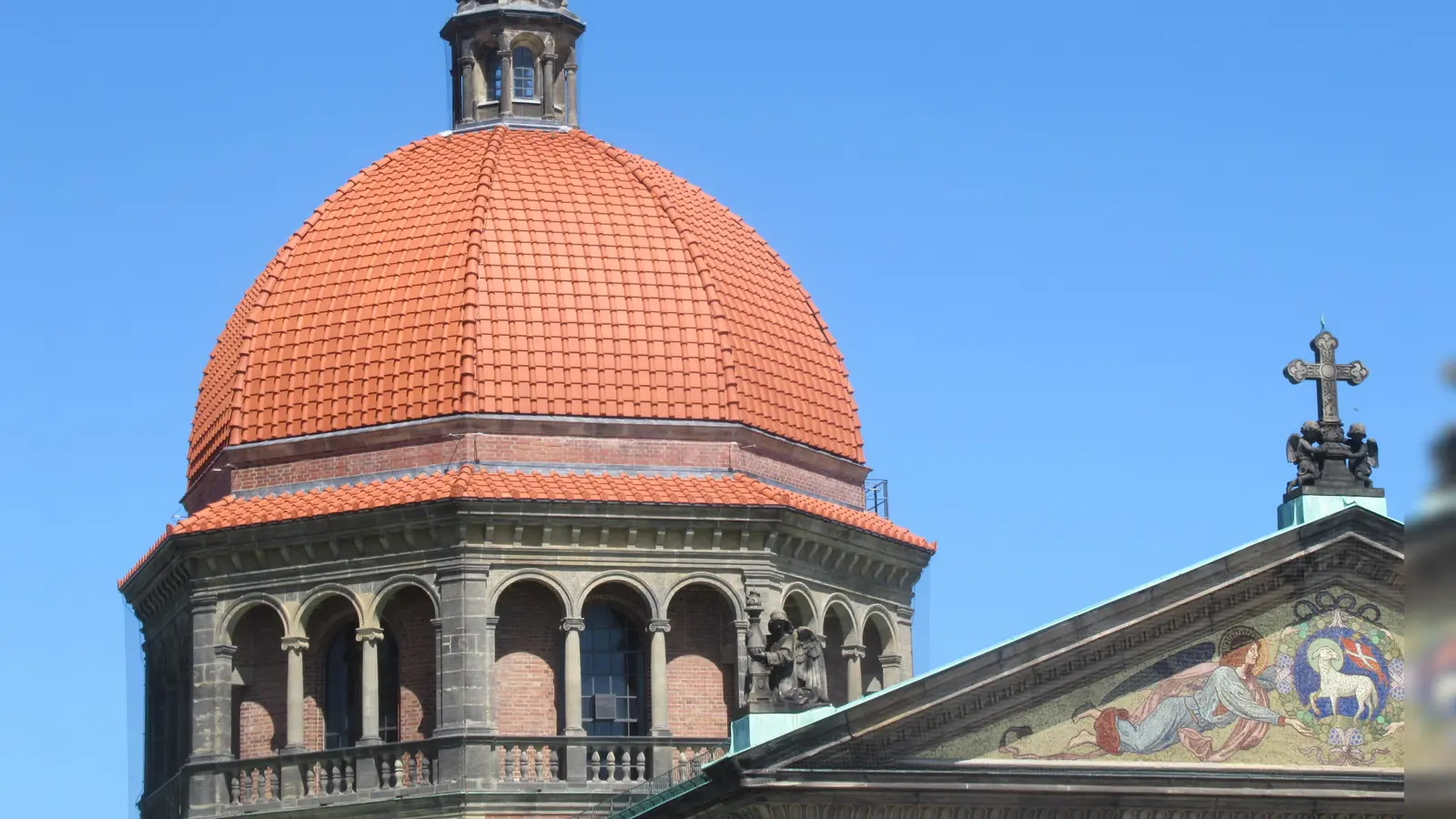 Vor der Kirche St. Ursula wird am Freitag getanzt.  (Foto: Michaela Leis)