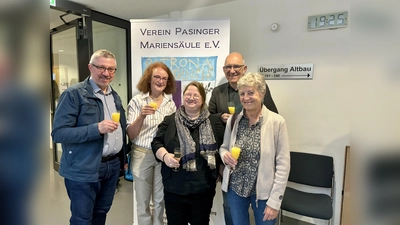 Ausstellungseröffnung mit Christian Müller und Maria Osterhuber-Völkl vom Mariensäule-Verein, Anja Callam, Frieder Vogelsgesang und Christine Ambrusch (v.l.). (Foto: Ulrike Seiffert)