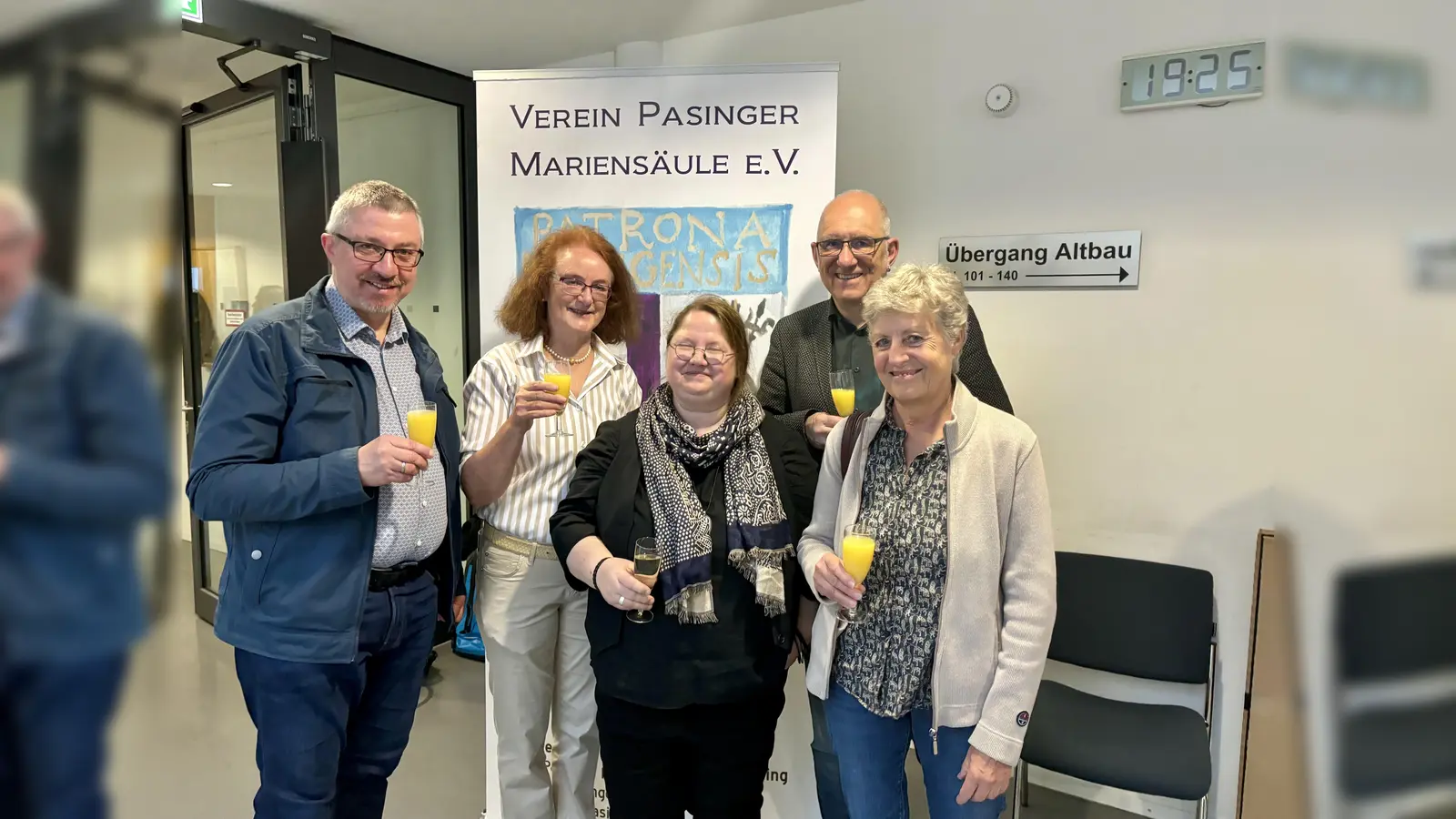 Ausstellungseröffnung mit Christian Müller und Maria Osterhuber-Völkl vom Mariensäule-Verein, Anja Callam, Frieder Vogelsgesang und Christine Ambrusch (v.l.). (Foto: Ulrike Seiffert)