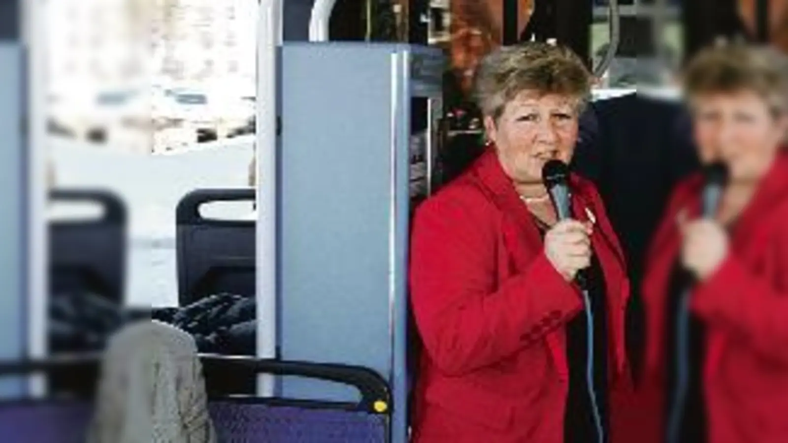 Christiane Hacker, Vorsitzende des Bezirksausschuss Bogenhausen (BA 13), als Reiseleitung. 	 (Foto: ks)