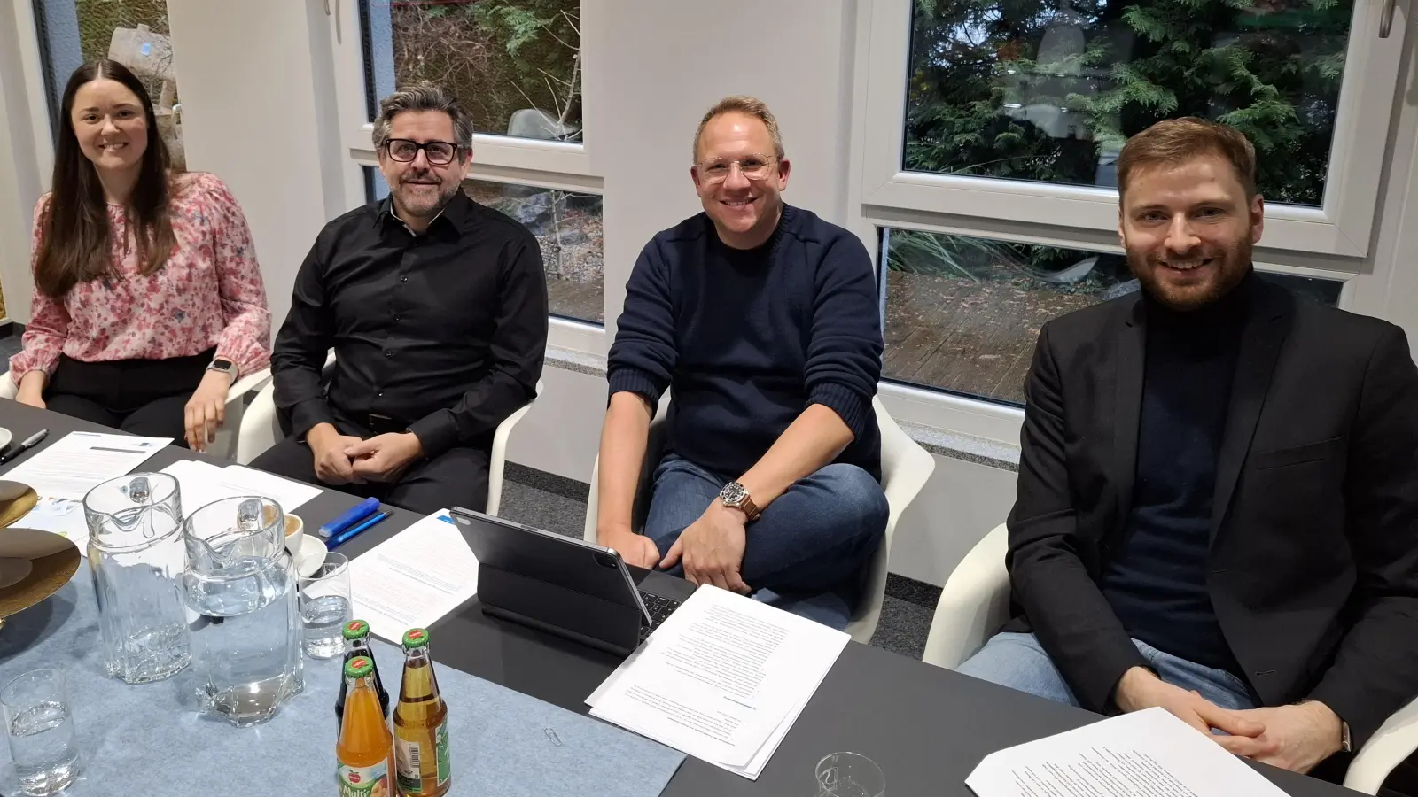 Die Vertreter des IHK-Regionalausschusses Dachau stellten die Umfrageergebnisse vor (von links): Anja Sperr, Werner Mooseder, StefanFichtl mit Florian Reil. (Foto: jj)