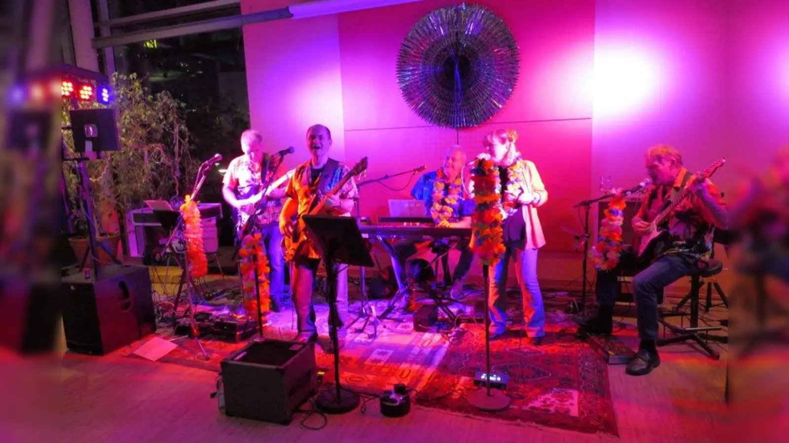 „99 Luftballons” und „Skandal im Sperrbezirk”: Die Partyband „Take Five” spielte die passenden Hits. (Foto: ds)