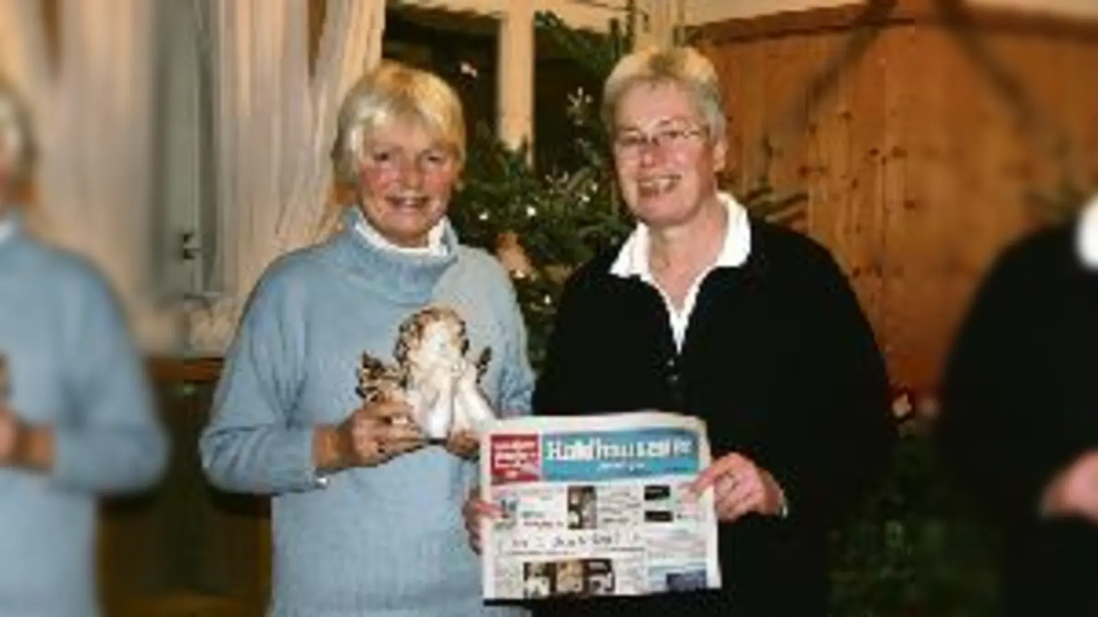 Haidhausens Weihnachtsengel 2008 Christine Ziegler (li.) freute sich zusammen mit der Leiterin des St. Josefsheims Elisabeth Lichtenauer sehr über die Auszeichnung des Haidhausener  (Anzeigers.Foto: ks)