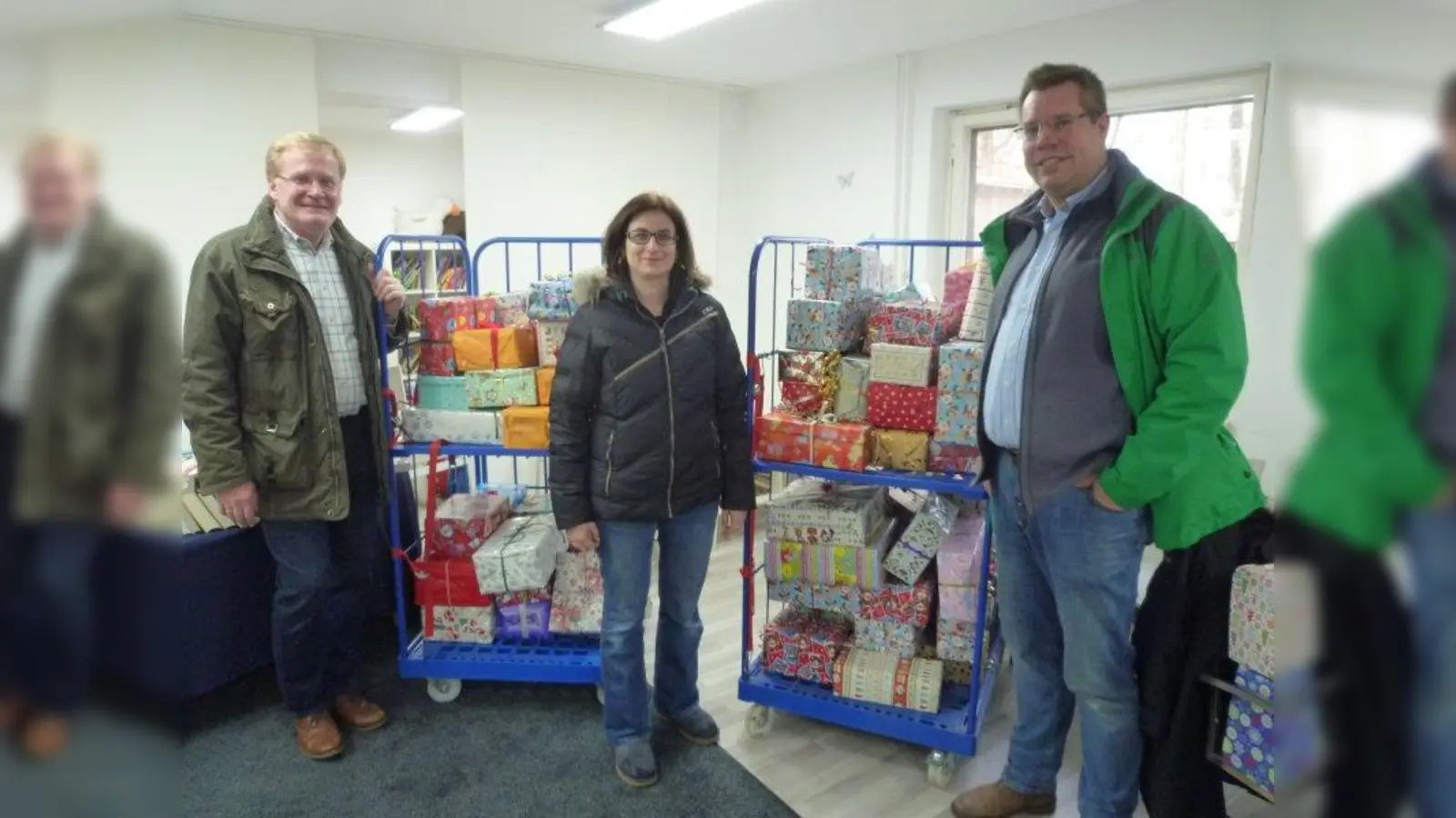 Die Mitglieder vom Elternbeirat des Kindergartens St. Ansgar in München-Solln haben die Weihnachtspäckchen für die Kinder vom Isartaler Tisch organisiert. (Foto: Klaus Detzer - Isartaler Tisch)