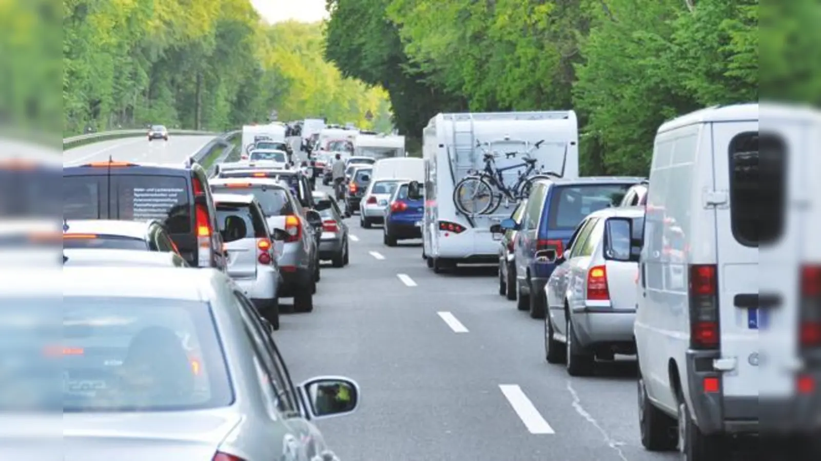 Was nur wenige wissen: Bei einem Stau auf mehrspurigen Straßen sind Autofahrer verpflichtet, eine Rettungsgasse zu bilden.   (Foto: fotolia/ Kalle Kolodziej)