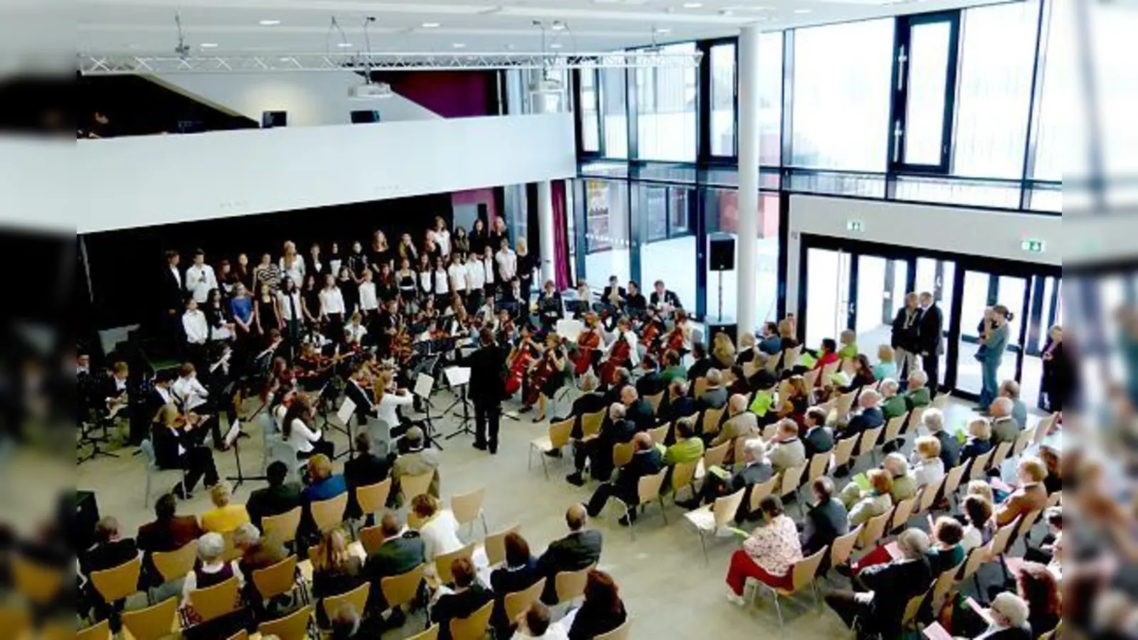 Plakat: VABlick in die Aula von der Galerie.	 (Foto: Eckart Reicherter)