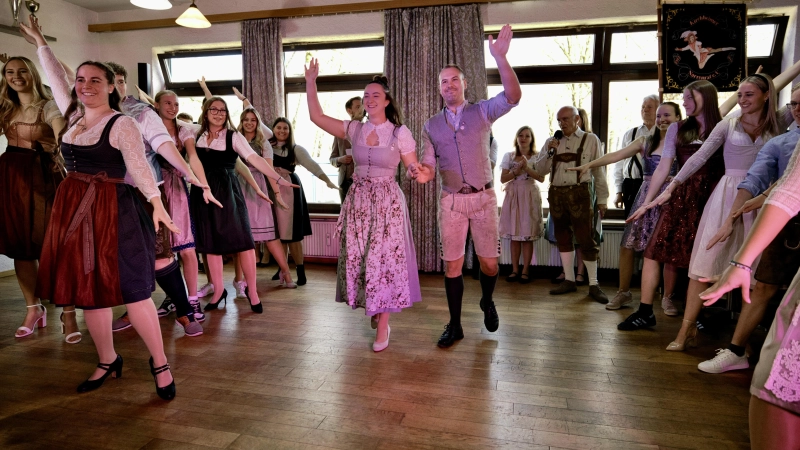 Markus Seibald und Sarah Bosch (Mitte) sind das neue Kirchheimer Prinzenpaar. (Foto: Kirnarra)