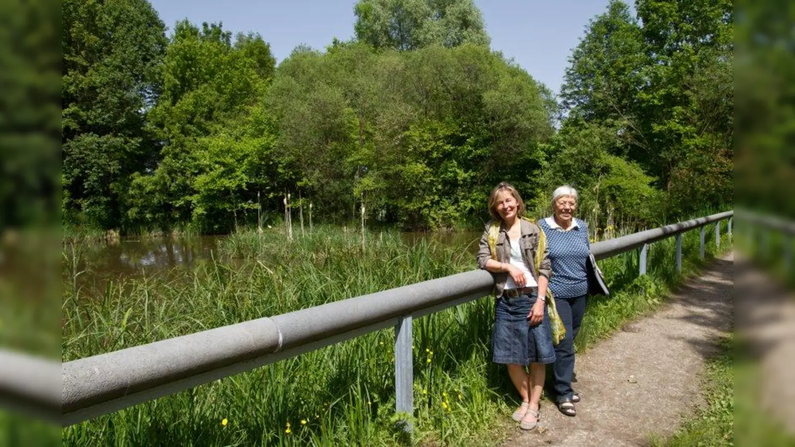 „Am Feuchtbiotop am Seeberg hat alles begonnen”, so Marion Matura-Schwarz (l.) und Erika Seidenspinner (r.). (Foto: hö)