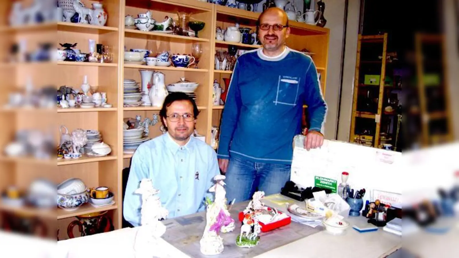 Letzte Rettung für zerbrochenes Porzellan: Richard und Peter Deesy.  (Foto: sd)