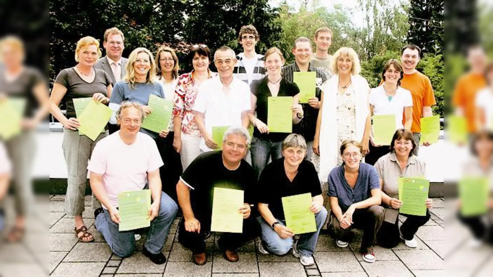 14 Handballtrainerinnen und -trainer mit Haars 2. Bürgermeisterin Gabriele Müller (3.v.re.) und LBS-Vertriebsdirektor Peter Zeiler (2.v.li) sowie der Organisatorin, Renate Oppolzer (5.v.li.) bei der Übergabe der »Grünen Karten«.	 (F.: LBS)