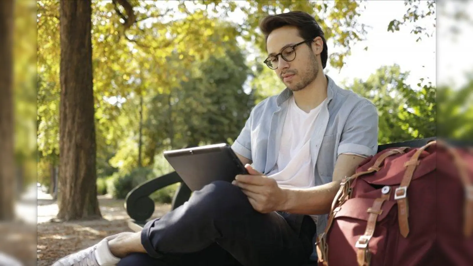 Ob on- oder offline: Wer stetig lernt, bleibt im Job auf dem Laufenden. Deswegen stehen jedem Arbeitnehmer hierfür jährlich fünf bezahlte Tage Bildungsurlaub zu. Nur in Sachsen und Bayer gibt es diese Regelung leider nicht. Über die geltenden Sonderregeln für Auszubildende und Beamte informiert der Betriebsrat, der Berufsverband oder die Gewerkschaft. (Foto: Andrea Piacquadio/txn)
