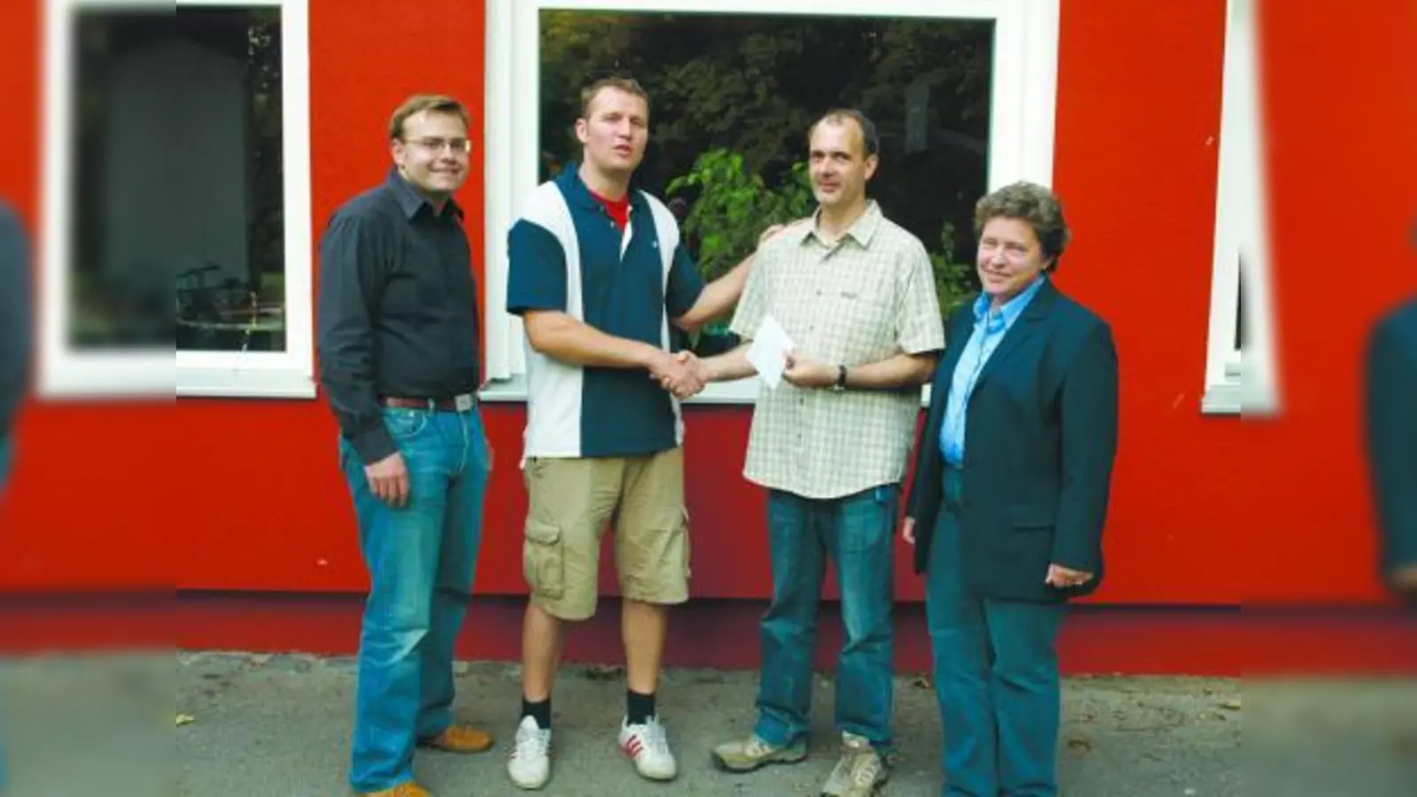 Bei der Übergabe der Spende: Schirmherr Stadtrat Tobias Weiß, Diethard Fent, zweiter Vorstand des TSV Allach 09, Jugendclubleiter Stefan Hoßfeld und die BA-Vorsitzende Heike Kainz (v.l.). (Foto: pi)