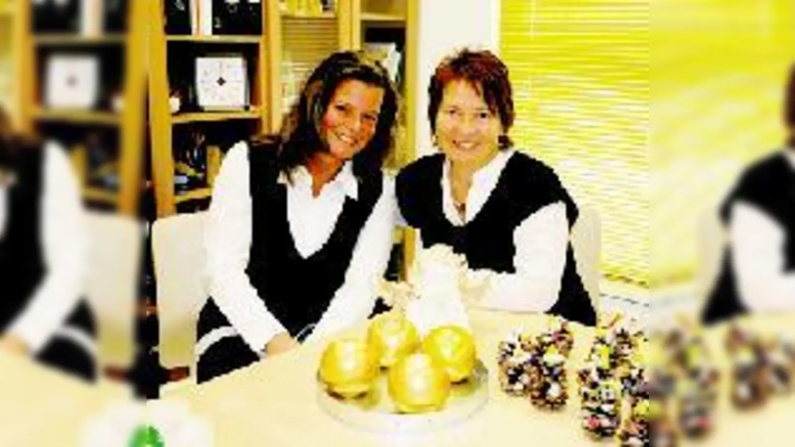 Heike Glaser (l.) findet Susanne Seegerer (r.), Kindergartenleiterin vom Regenbogenkindergarten ist ein echter Engel. Finden wir auch!   (Foto: Woschée)