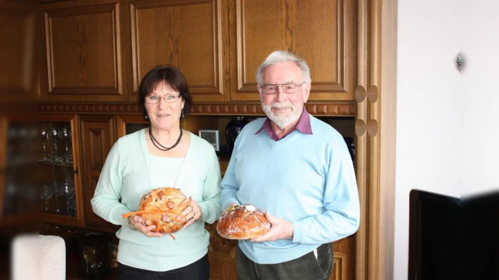 In Forstenried freut sich das Ehepaar Straub über den süßen Ostergruß. (Foto: SaBl)