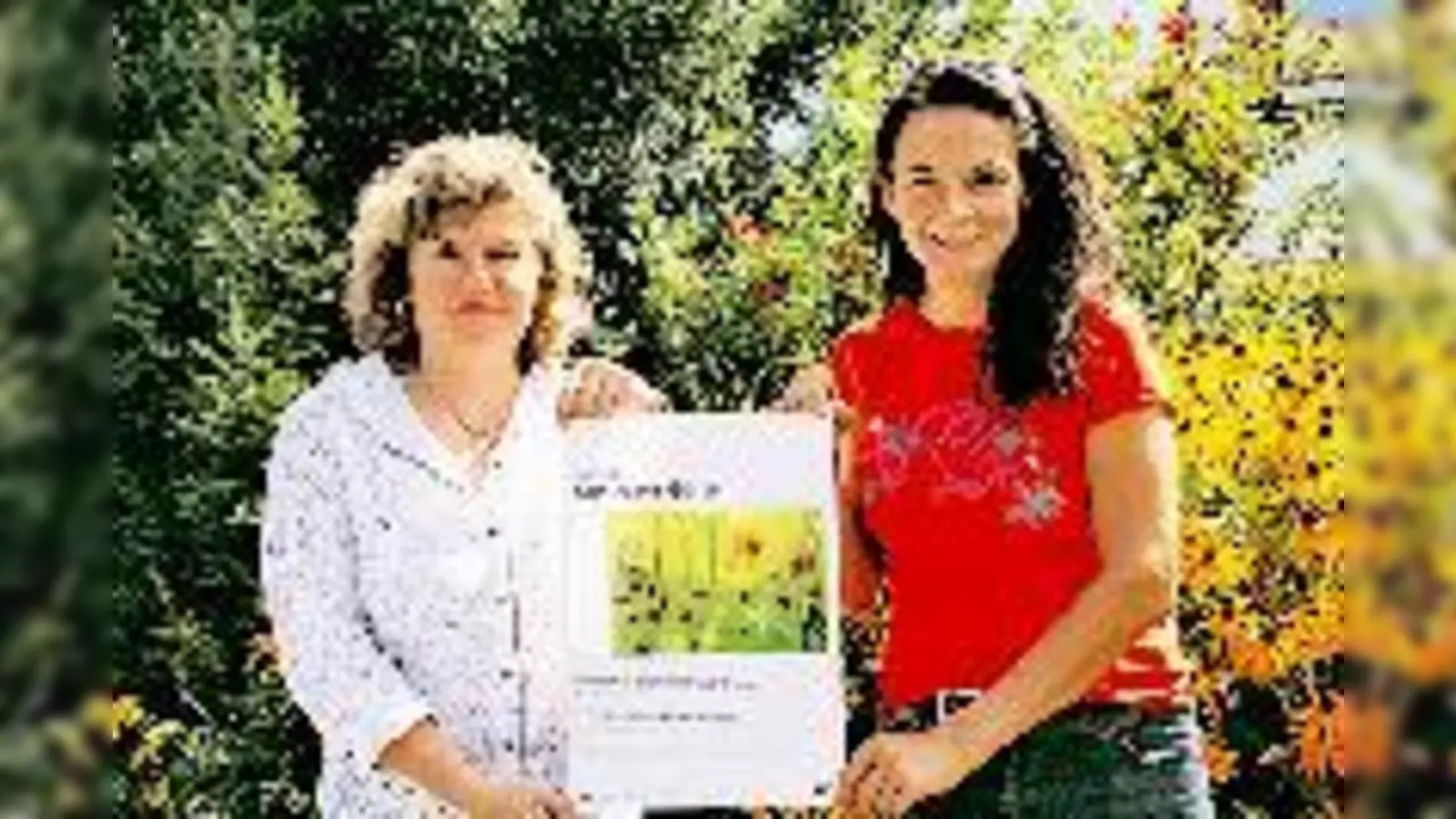 Margit Landesberger (l.), pädagogische Mitarbeiterin der VHS Grünwald freut sich bereits auf die Ausstellung »Abstrakte Gärten« der Künstlerin Jutta Franklin (r.), die am 24. September eröffnet wird.  (Foto: hol)