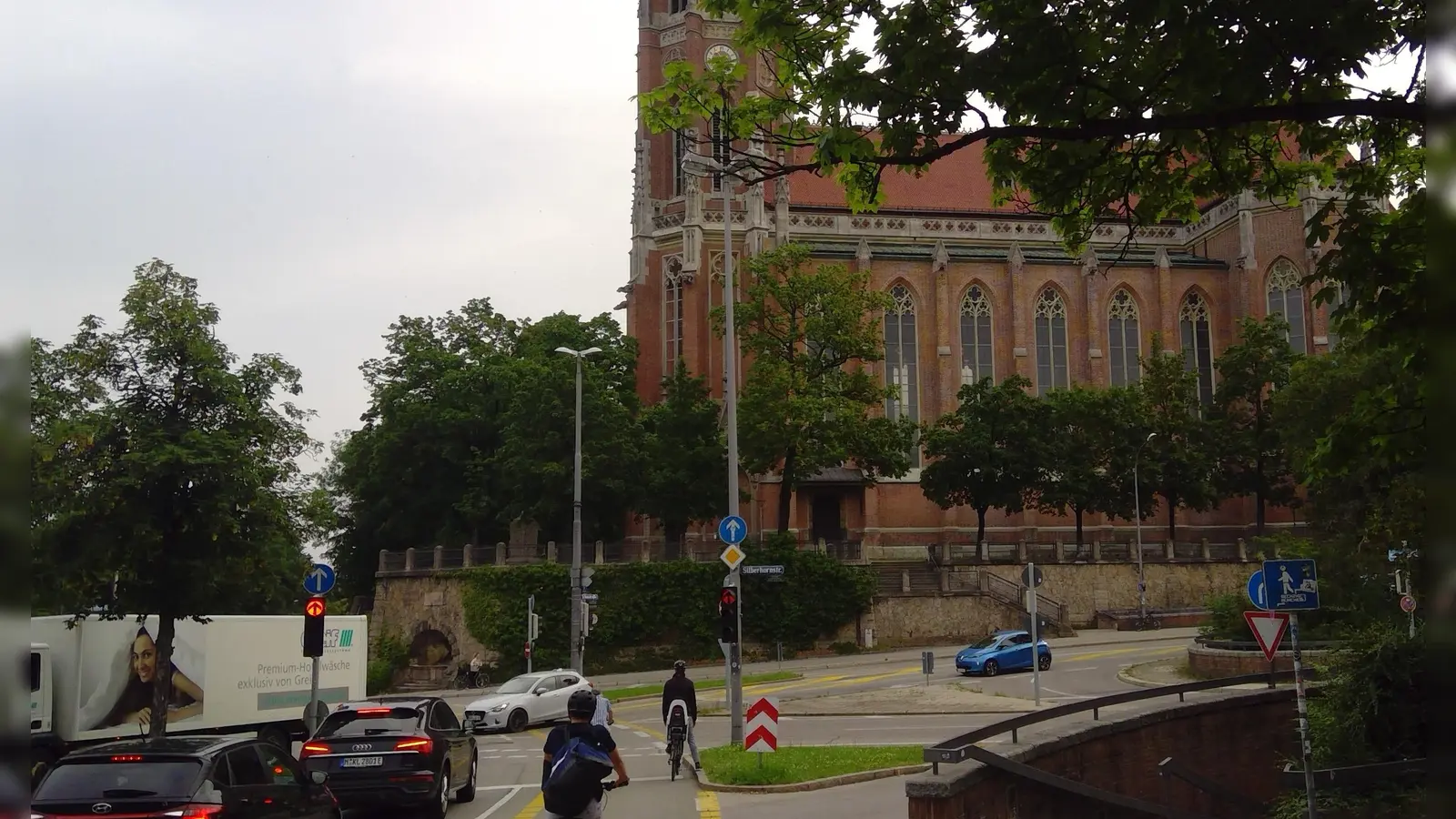 Vorerst ein Traum einiger Bürgerinnen und Bürger bleibt ein „Giesinger Kirchplatz” mit Aufenthaltsqualität am südlichen Ende des Giesinger Bergs. (Foto: bas)