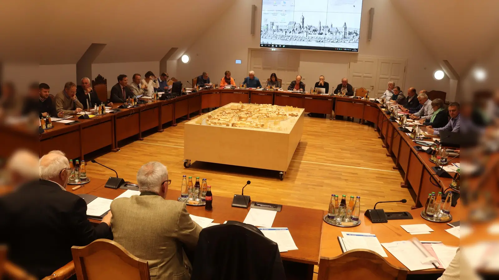 Sein angestammte Domizil verlassen muss der Stadtrat der Großen Kreisstadt Erding. So dicht gedrängt wie die Verwaltungsbank hier bei einer früheren Sitzung geht es eben nicht mehr. (Foto: kw)