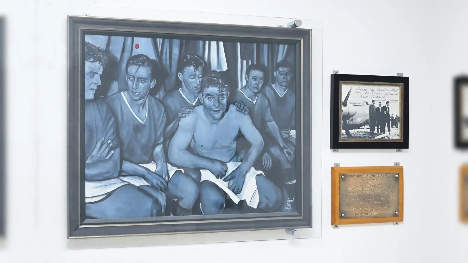 Dieses Kunstwerk schenkten Fans aus Manchester dem Klinikum rechts der Isar zum Dank für die Versorgung der Verletzten des Flugzeugunglücks von Riem im Februar 1958. (Foto: Kathrin Czoppelt, TUM Universitätsklinikum)