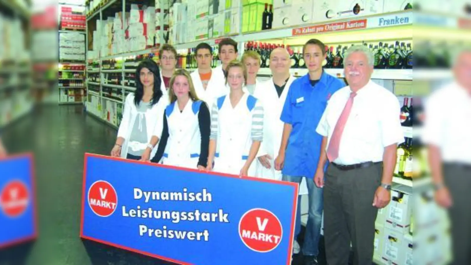 „Die Jugend ist unsere Zukunft!”: Elf Azubis starteten vor kurzem bei V-Markt in der Balanstraße ihre Ausbildung. (Foto: pi)