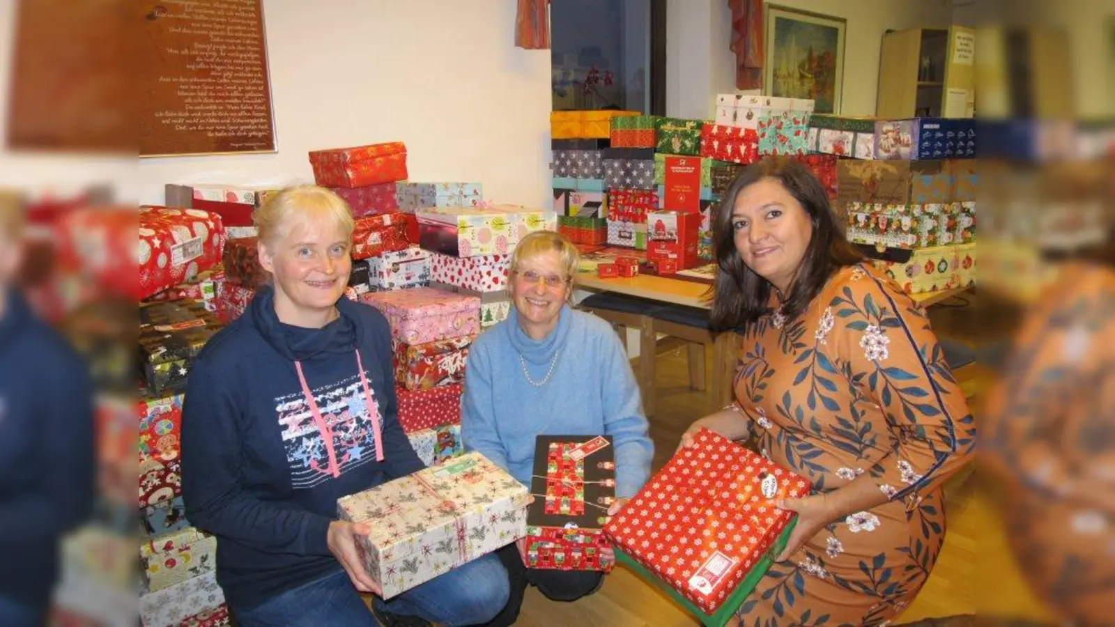 Ehrenamtliche Mitarbeiter in der Germeringer Sammelstelle von „Weihnachten-im-Schuhkarton“: Esther Irrgang, Iris Hamann und Luminata Segger (von links). (Foto: Freie ev. Gemeinde)