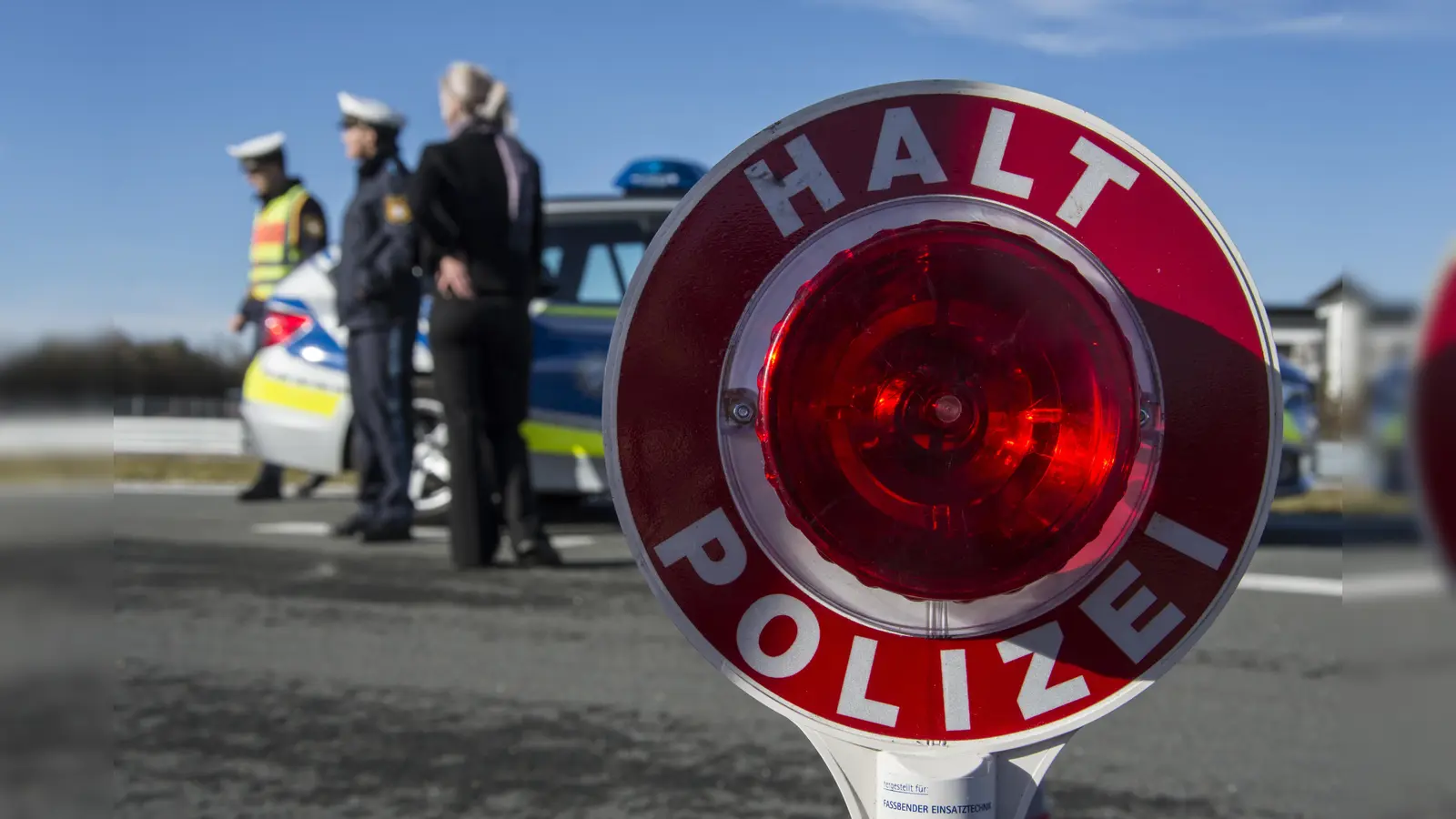 „Halt Polizei”. Im Bereich Aubing sorgt die Polizeidirektion 45 für Sicherheit. (Foto: Bayerische Polizei)