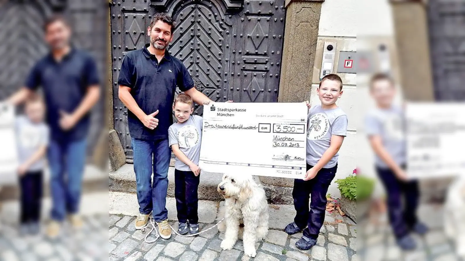 Stellvertretend für alle Schüler der Grundschule an der Führichstraße überreichten Georg und Christoph Mühlbauer einen Scheck über 3500 Euro an Frank Schmid, den Leiter des Passauer Lukas-Kern-Kinderheims.	 (Foto: privat)