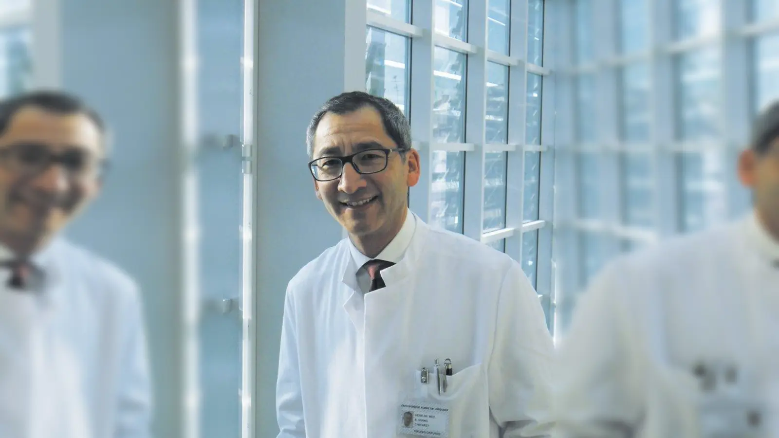 Dr. med. Edward Shang<br>leitet als Chefarzt die Allgemeinund Viszeralchirurgie an der Chirurgischen Klinik Dr. Rinecker in München. Er ist Facharzt für Chirurgie und Viszeralchirurgie sowie Ernährungsmediziner und international anerkannter Spezialist für die konservative und chirurgische Therapie der Adipositas. 2011 wurde er als einer der ersten europäischen bariatrischen Chirurgen zum International Fellow of the American Society of Metabolic and Bariatric Surgery (IFASMBS) ernannt. (Foto: Chirurg. Klinik Dr. Rinecker)