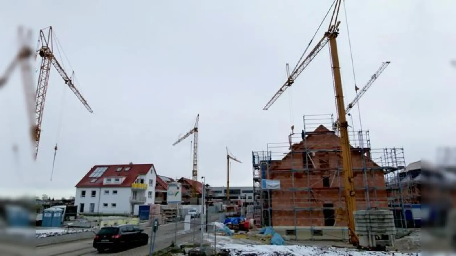 Das Baugebiet rund um Hauptschule und die beiden Horte in der Siegfriedstraße ist schon recht weit  ganz im Gegensatz zur Verkehrsinfrastruktur. Es führt nämlich nur eine kleine Straße in das Gebiet.  (Foto: bb)