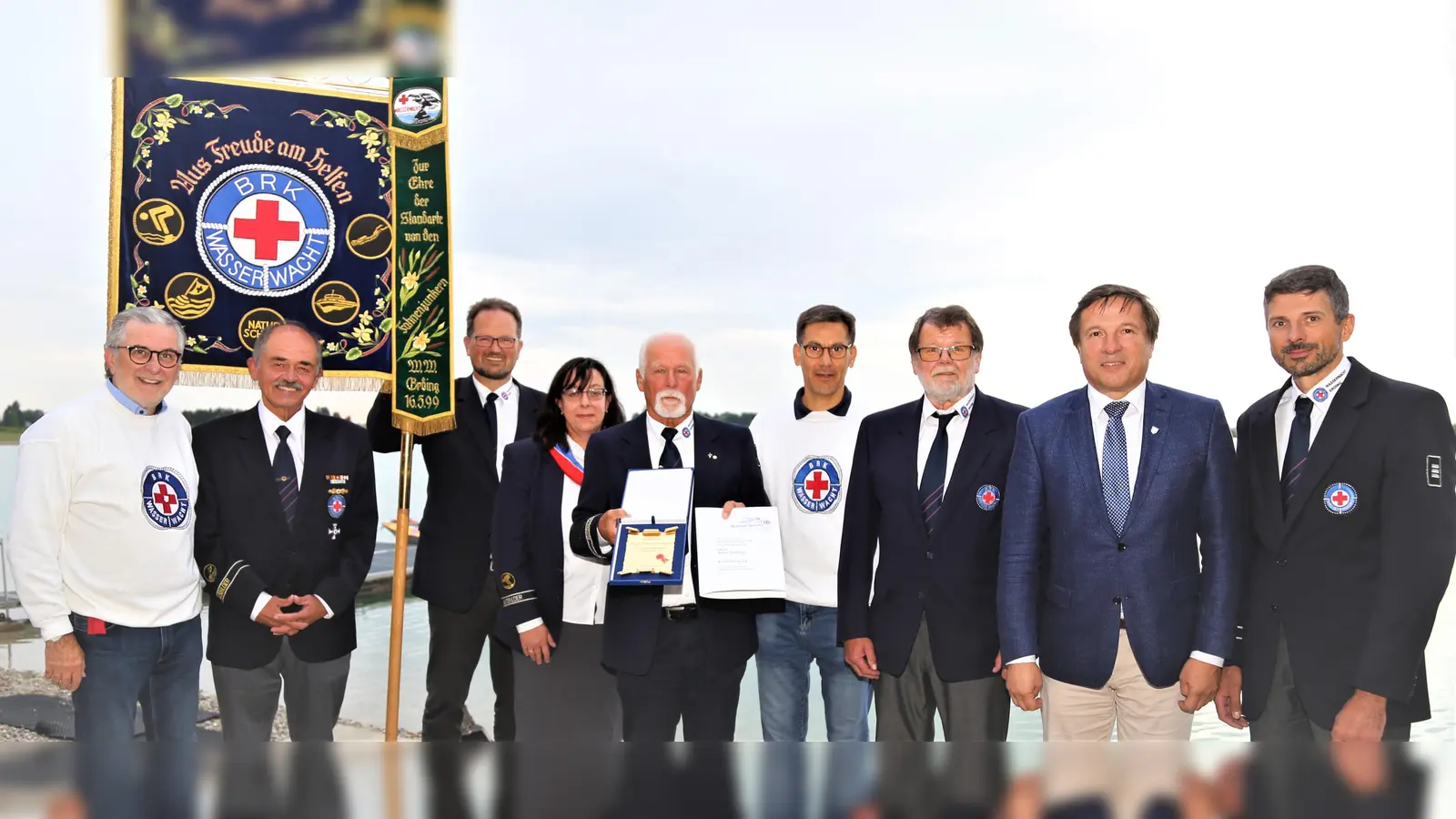 Auf dem Foto (v. li.): Burkhard Köppen, Claus Hieke, Alois Schießl, Birgit Moosbauer, Walter Rauscher, Andreas Lindner, Manfred Schleier, Max Gotz und Bernd Janowsky.  (Foto: BRK )