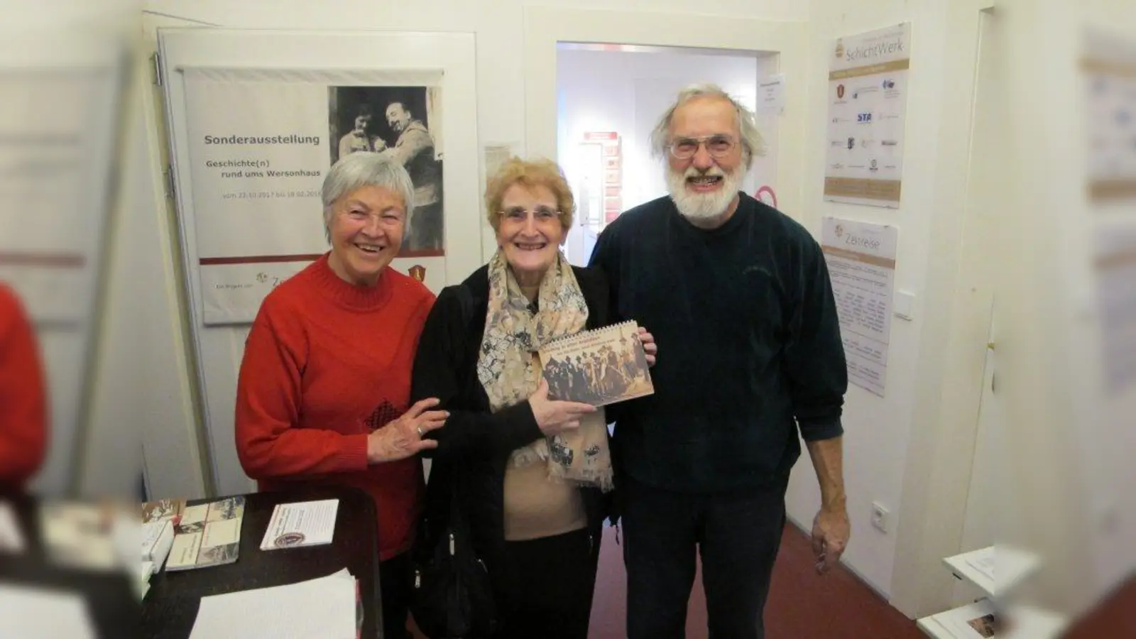 Der Verein Zeitreise Gilching durfte die 1.000 Besucherin in Gilchings Ortsmuseum SchichtWerk – Zeitreisen im Wersonhaus begrüßen. Margaret Robinson aus Großbritannien - gerade zu Besuch bei einer Freundin in Gilching - freute sich sehr über ein kostenloses Exemplar des Zeitreise Kalenders 2018 und verewigte sich auch gleich noch mit ein paar netten Worten im Gästebuch. Momentan ist neben der Dauerausstellung über die Römer und Bajuwaren noch die Sonderausstellung &amp;quot;Geschichte(n) rund ums Wersonhaus&amp;quot; zu sehen. Auf dem Foto v.l.: Rosmarie Brosig, Margaret Robinson und Manfred Gehrke. Unter www.schichtwerk-gilching.de gibt es weitere Informationen. (Foto: SchichtWerk)