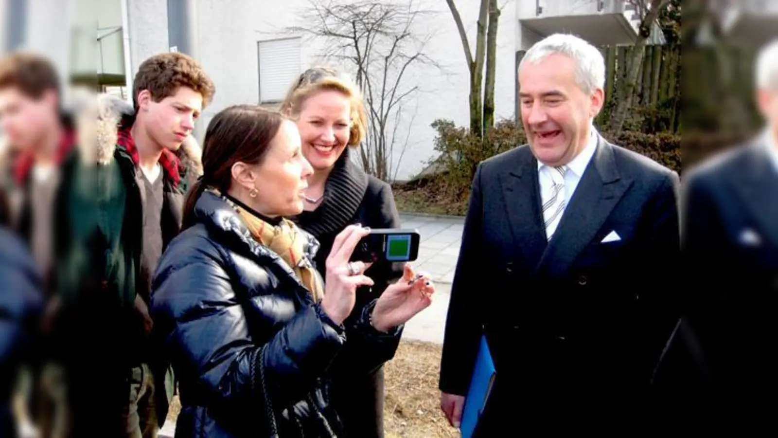 Schülermutter Dunja Kobrin, zeigte im März Minister Spaenle und Elternbeirätin Eva-Anna Haumann ein von ihrem Sohn Kevin (links) aufgenommenes Video, wie Jugendliche nach Schulschluss über die Straße rennen.	 (Foto: privat)