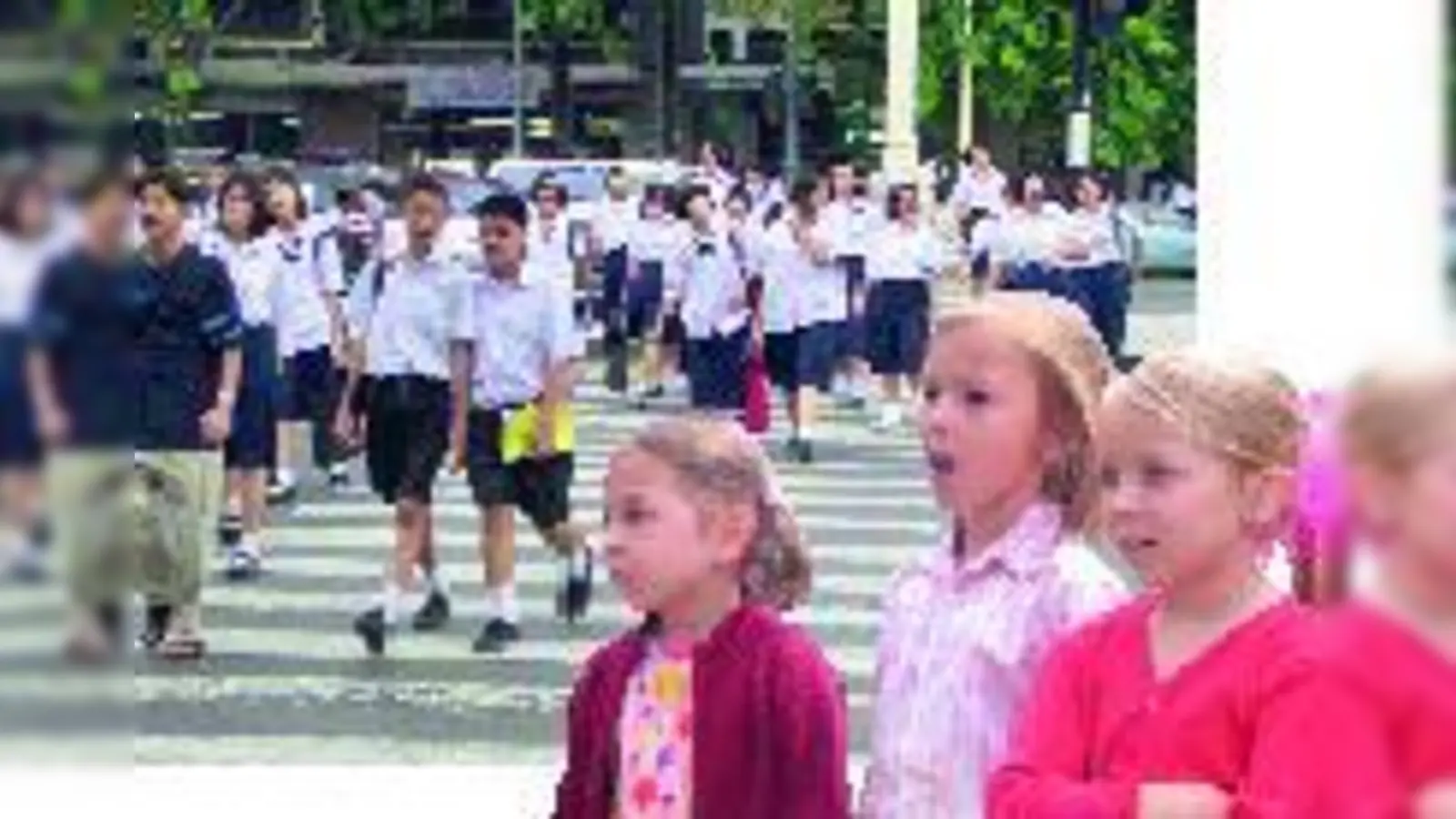 Was ist besser? Ein Schulbesuch im Einheitslook (links im Bild) - oder Kleidung in Farben, die sich jeder selbst aussuchen kann?  (Fotos: Pixelquelle)