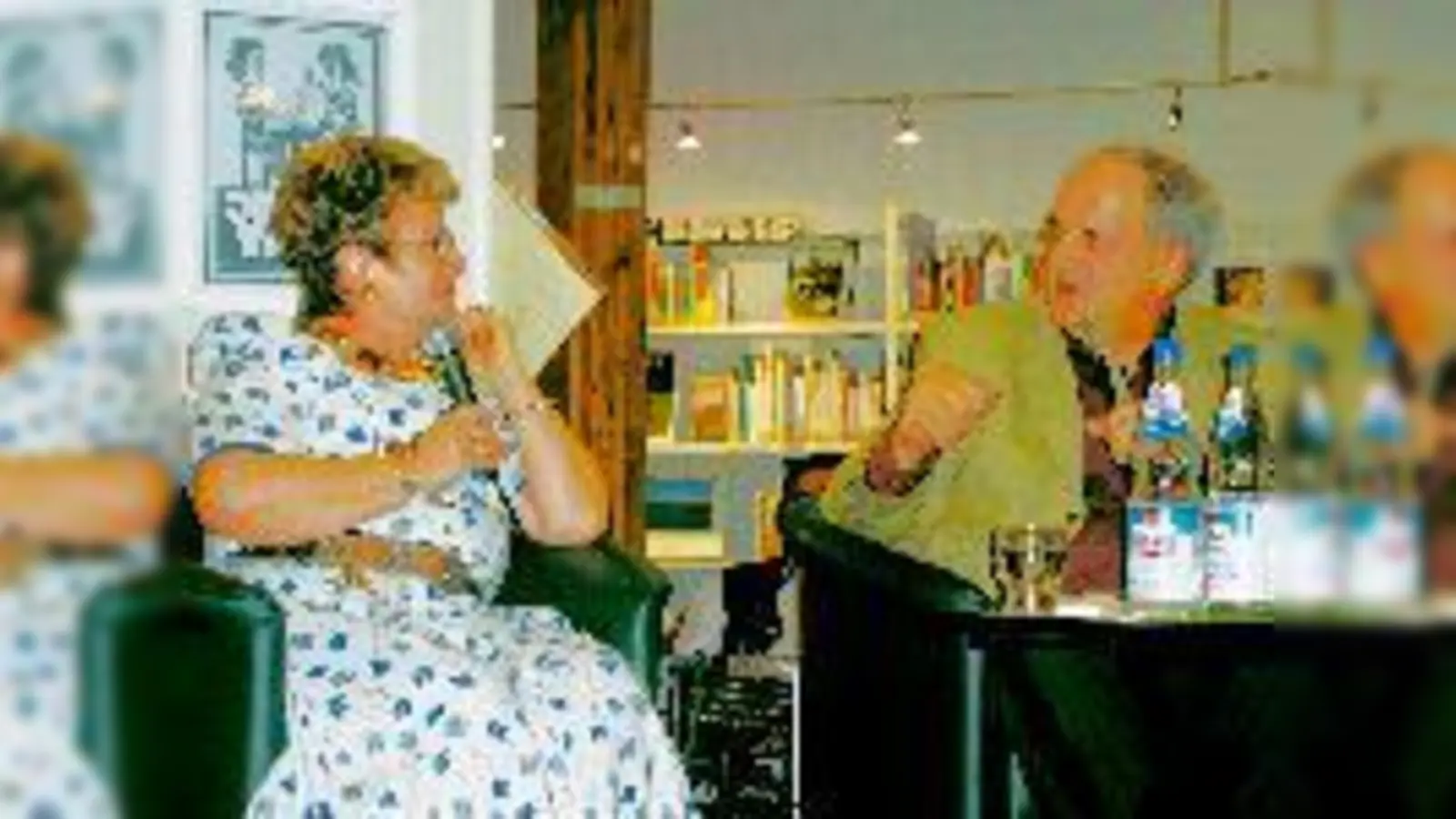 Unterhaltsam ging es zu bei den Garchinger Begegnungen: Bücherei-Leiter Jürgen Heckel plaudert mit Bürgerhaus-Wirtin Evi Schedler.	 (Foto: pt)