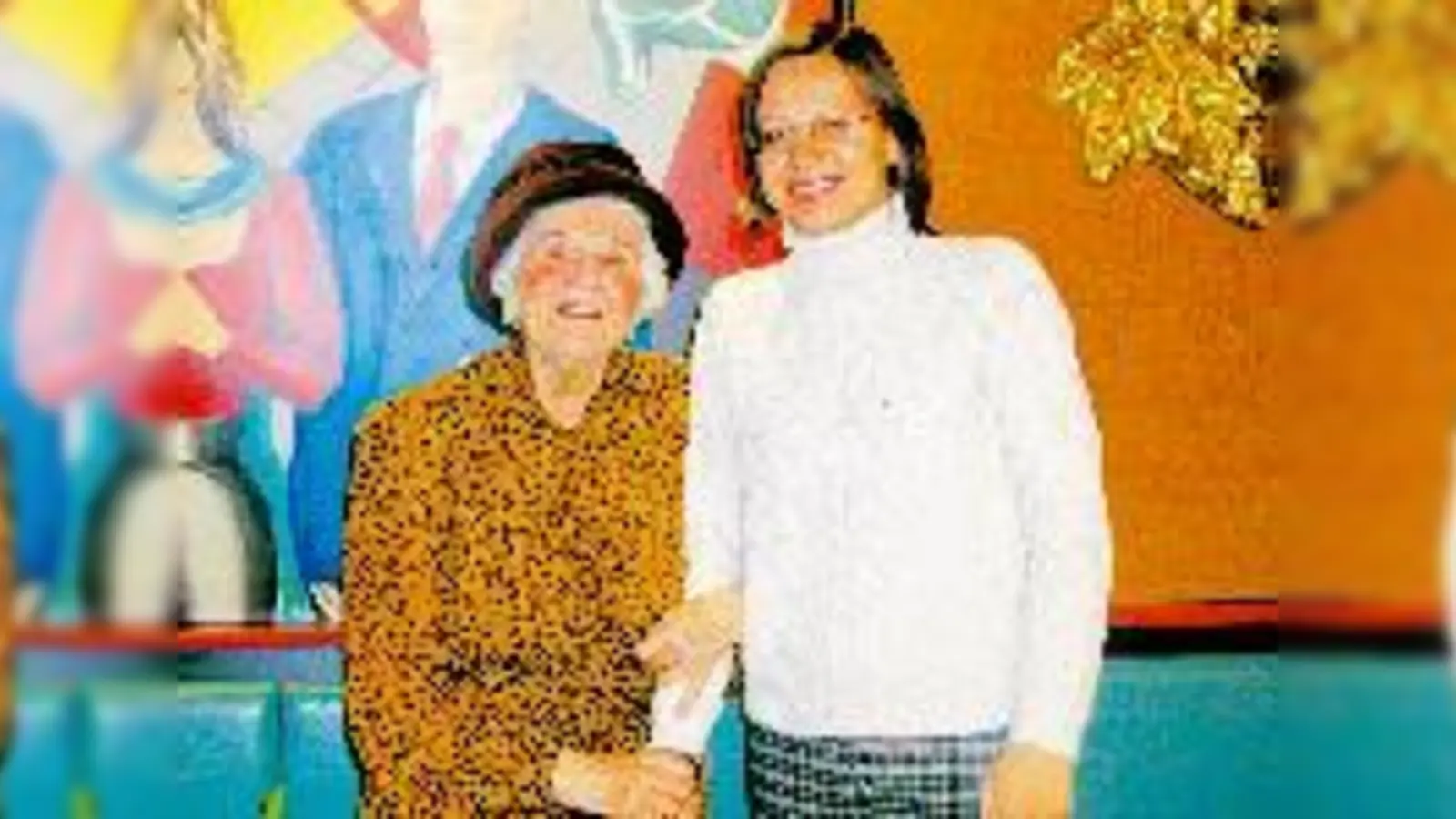 Gelebte Nachbarschaft im Stadtteil: Iva Bogdanova (rechts) begleitete die 89-jährige Friedel Landskron nach einem Autounfall die vergangenen zwei Wochen fast jeden Tag in ein Café an der Münchner Freiheit.	 (Foto: ms)
