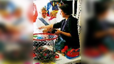 Auch für Kinder finden sich Schnäppchen beim Sommerbasar  alles für einen guten Zweck. 	 (Foto: Verein)