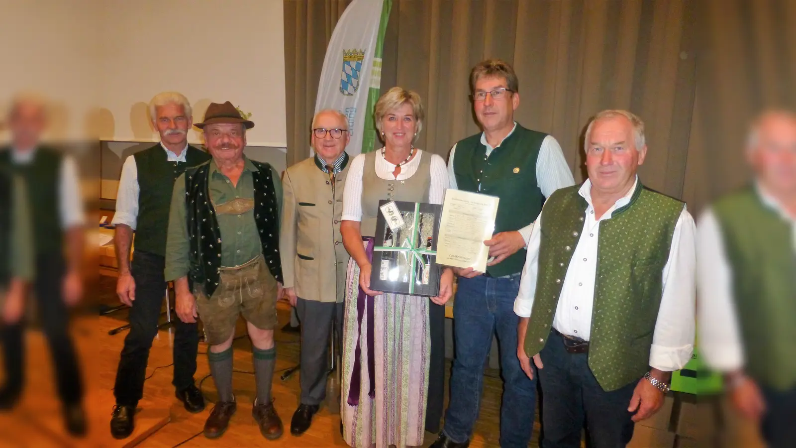 Die Stellvertretende Landrätin Magdalena Föstl gratulierte dem Landkreissieger. Auch Georg Schweiger gratulierte ihm und den weiteren Preisträgern: (v. li,) Franz Eberhart, Martin Stockmayr jun., Magdalena Föstl, Georg Schweiger, Helmut Stocker und Josef Bauer-Eberhart in Vertretung seines Sohnes Florian. (Foto: Georg Rittler)