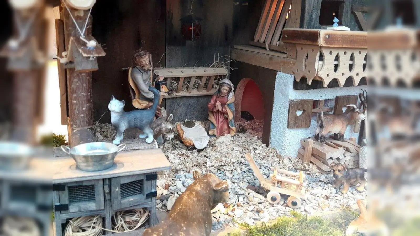 Krippe der Familie Piegsa. Wer entdeckt das Mäuschen, das hier gerade etwas Käse stibitzt? (Foto: job)