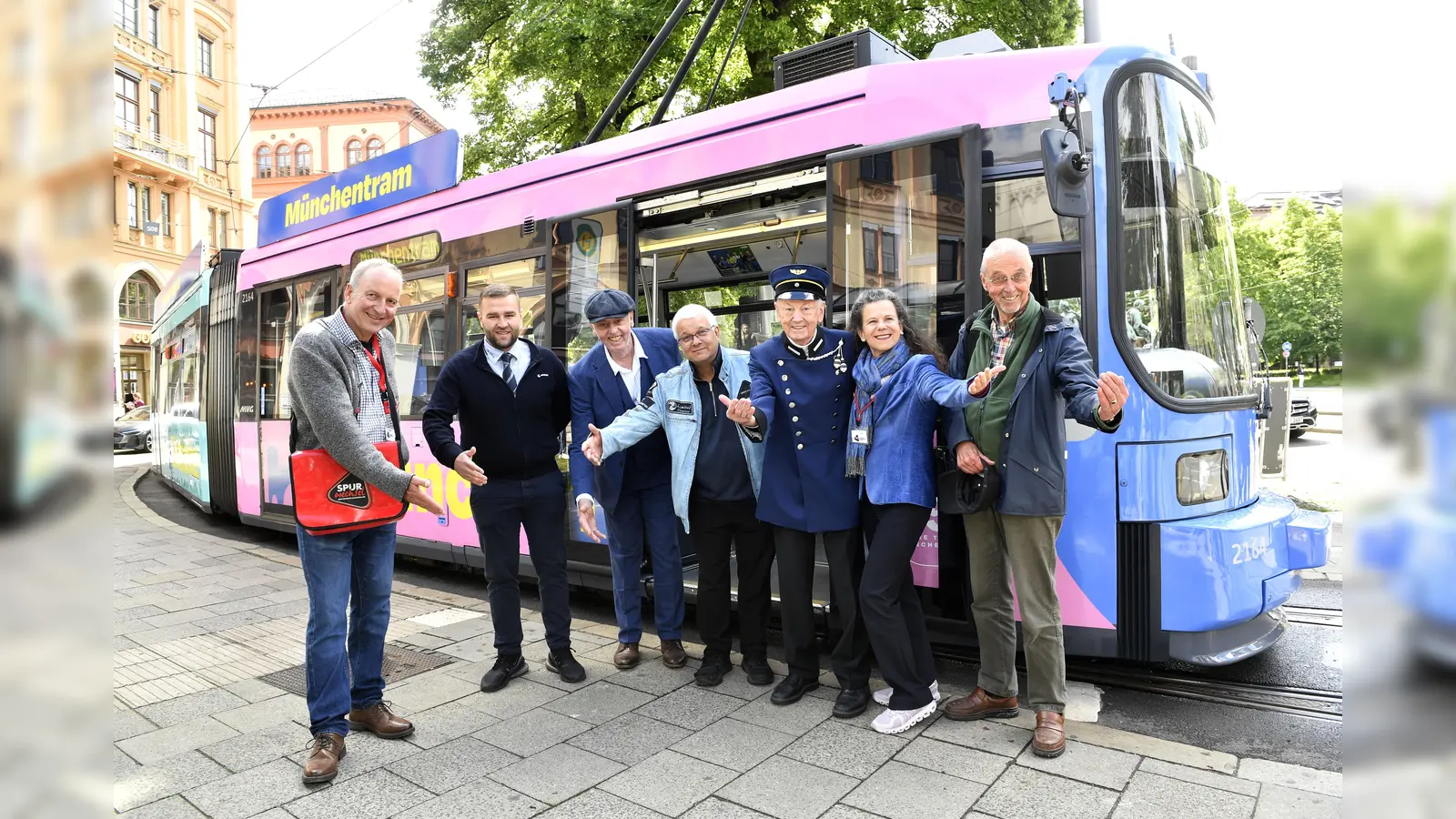 Sie alle freuen sich auf interessierte „Münchentram”-Fahrtteilnehmer: Christian Dechant (l.), der Fahrer (2.v.l.), ein Mitglied des „Vereins Freunde des Münchner Trambahnmusem” in historischer Uniform (3.v.r.) und die Stadtführer, welche die Touren abwechselnd begleiten.  (Foto: MVG)