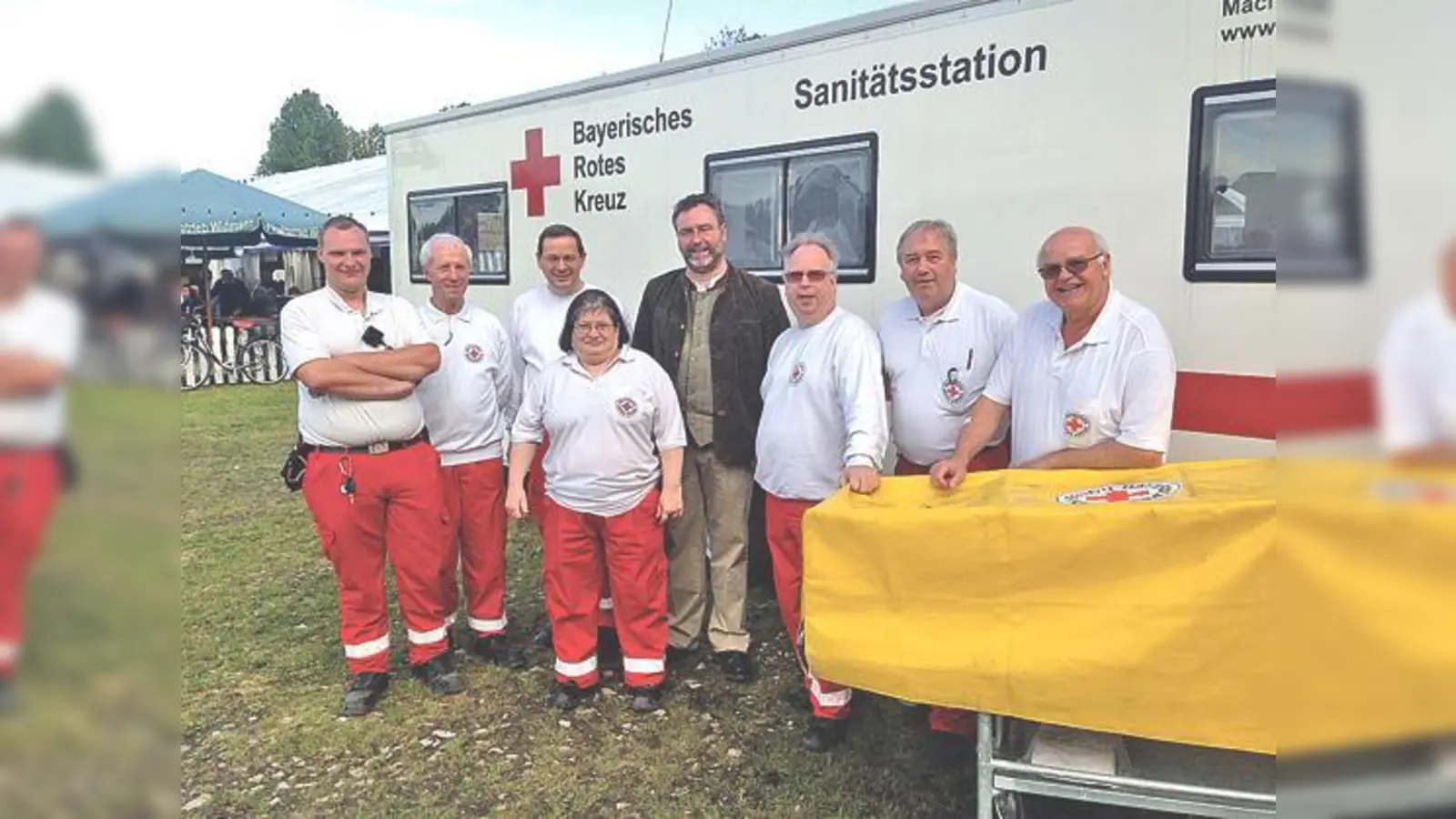 Sanitäter des BRK Ismaning mit Bürgermeister Dr. Alexander Greulich vor der Sanitätsstation.	 (Foto: brk)