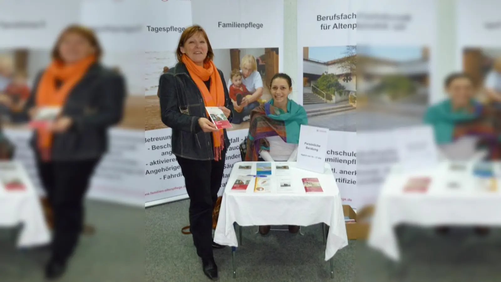 Karin Ferst, stellvertretende Leiterin des Mobilen Sozialen Dienstes der Stiftung Katholisches Familien- und Altenpflegewerk, informiert gemeinsam mit Natascha Kuhn, die ihren Bundesfreiwilligendienst leistet, in der Laimer Stadtbibliothek über das vielfältige Angebot der Stiftung. (Foto: BK)