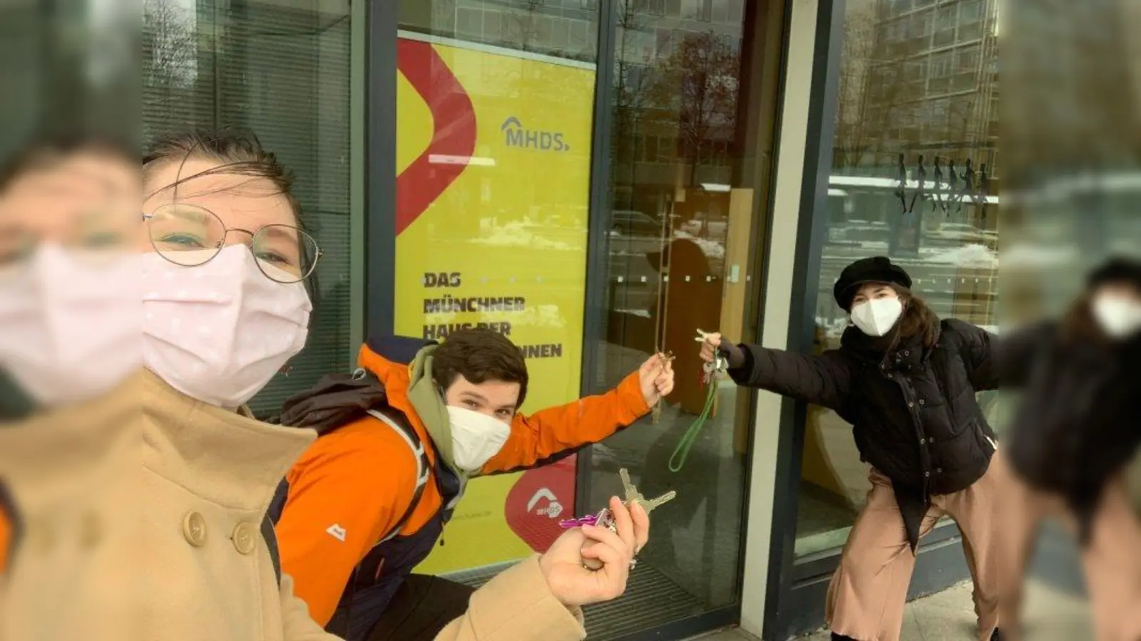 Die Schlüssel sind schon da: Münchens Schüler setzten sich für ein eigenes „Haus der Schüler“ ein, das jetzt Wirklichkeit wird. Zum Vorstand des Trägervereins „Münchner Haus der Schüler e.V.“, gehören Schüler und Ehemalige (von links): Adina Rath, Benedict Lang und Zora Siebauer. (Foto: Adina Rath)