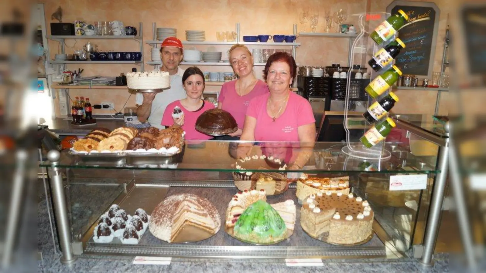 Das ist nur eine kleine Auswahl der Torten, die Brigitte Schmitt (re.) und ihr Team anbieten. Die Kuchentheke ist viel länger. (Foto: pst)