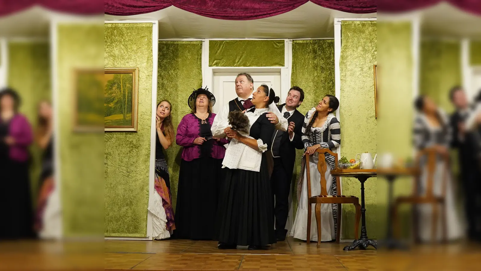 Bei den Vorbereitungen zur Aufführung erleben die Laienschauspieler einige Überraschungen. (Foto: TheaterGGG e.V.)