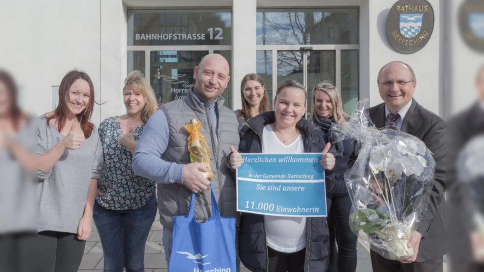 Tina Herre, Eva Schiller (beide Einwohnermeldeamt), Familie Veres (vorne im Bild), Patricia Göser, Sandra Marsch (Einwohnermeldeamt) und Christian Schiller vor dem Herrschinger Rathaus (von links). (Foto: Gemeinde Herrsching)