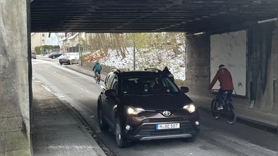 Ganz schön eng: Das Auto und der Radfahrer kommen gerade so in der Limesunterführung aneinander vorbei.  (Foto: pst)