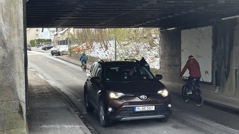 Ganz schön eng: Das Auto und der Radfahrer kommen gerade so in der Limesunterführung aneinander vorbei.  (Foto: pst)