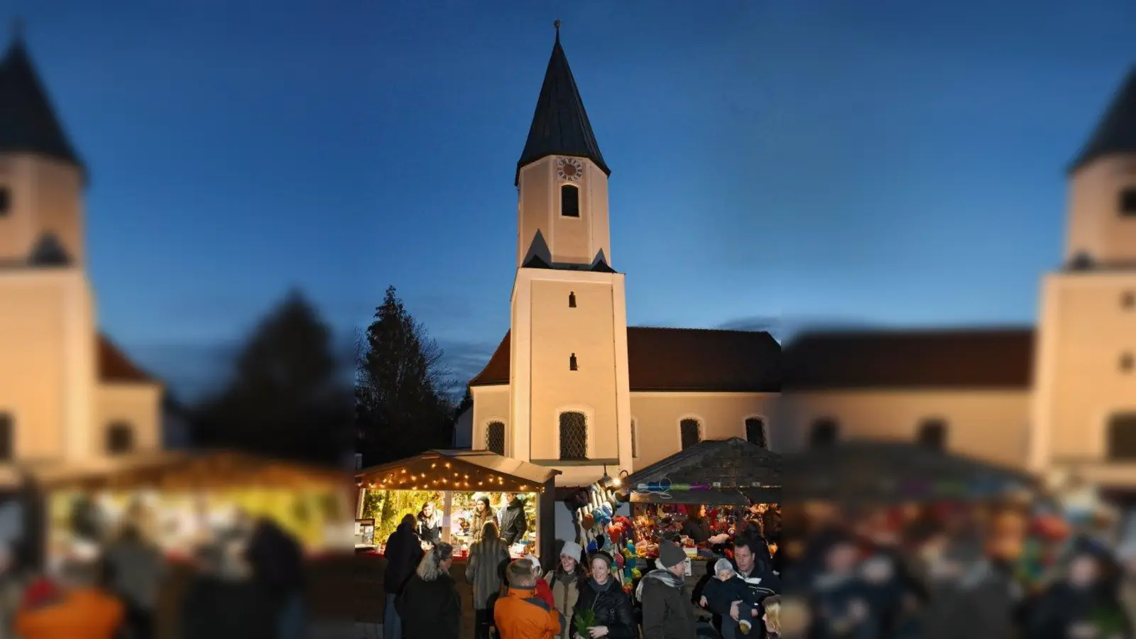 „Kaufen und Schlemmen für den guten Zwecke!“ Auf dem Martinsrieder Kirchplatz findet am Wochenende der 39. Martinsrieder Christkindlmarkt statt. (Foto: Karina Kalkühler)