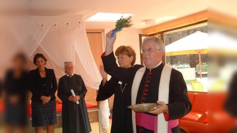Regionalbischöfin Susanne Breit-Keßler und Domkapitular Prälat Josef Obermaier segneten die Räume. Im Hintergrund Generaloberin Schwester Elisabeth und Christine Haderthauer. (Foto: bb)